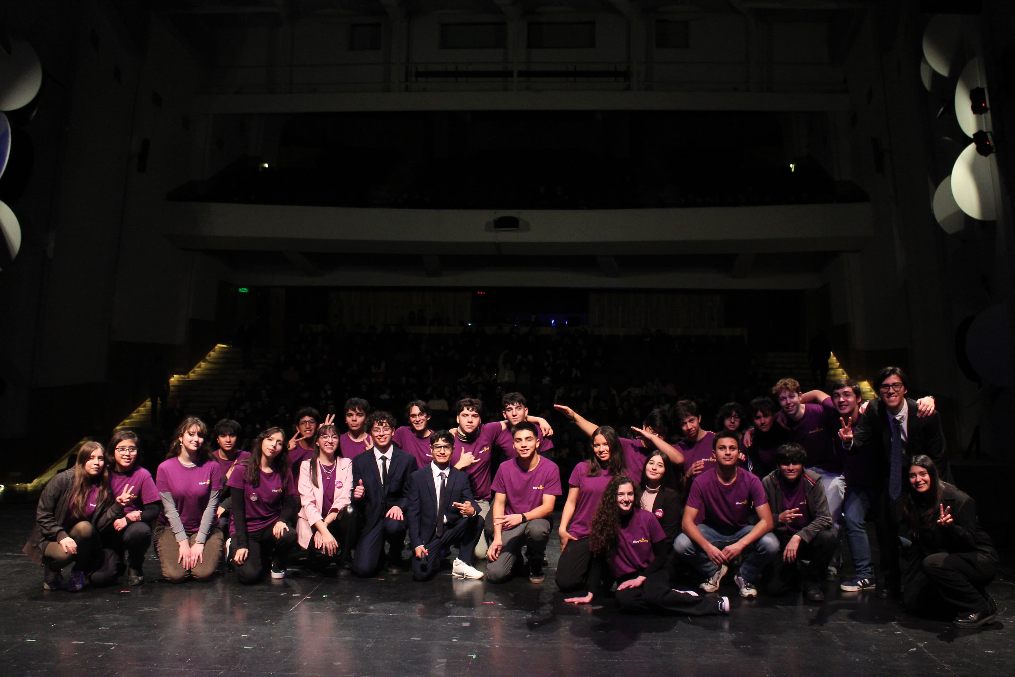 Equipo de HiveYoung en una fotografía grupal — El principal articulador del ecosistema juvenil en Chile y Latinoamérica