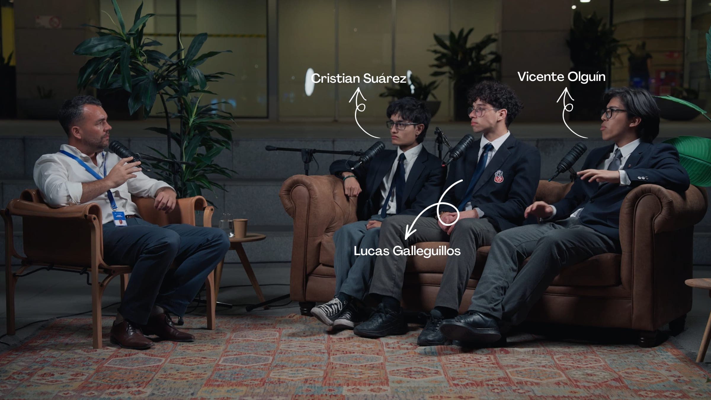 Fotografía de los fundadores de HiveYoung: Cristian Suárez, Lucas Galleguillos y Vicente Olguín en sus inicios.