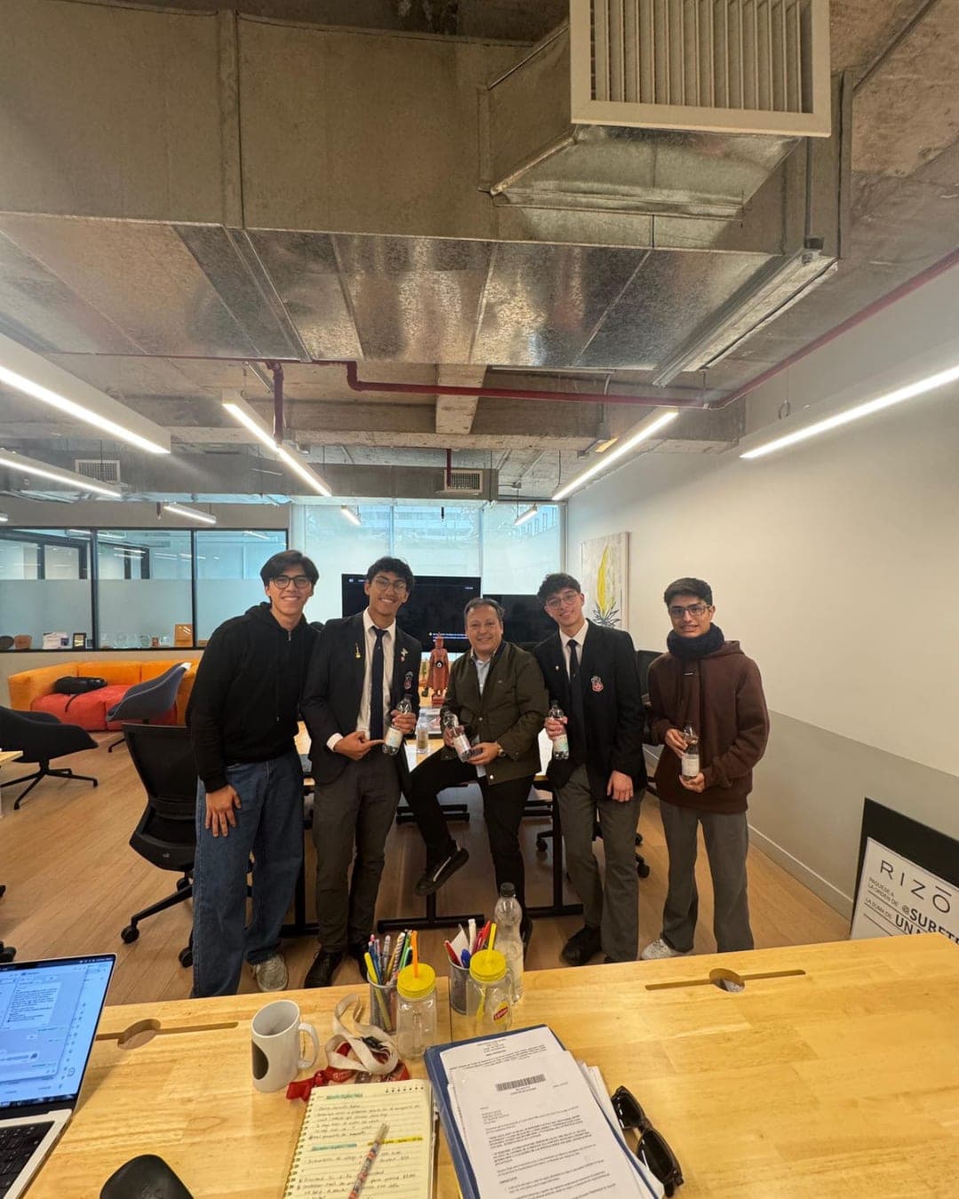 Integrantes de HiveYoung en un encuentro con Marcelo Guital