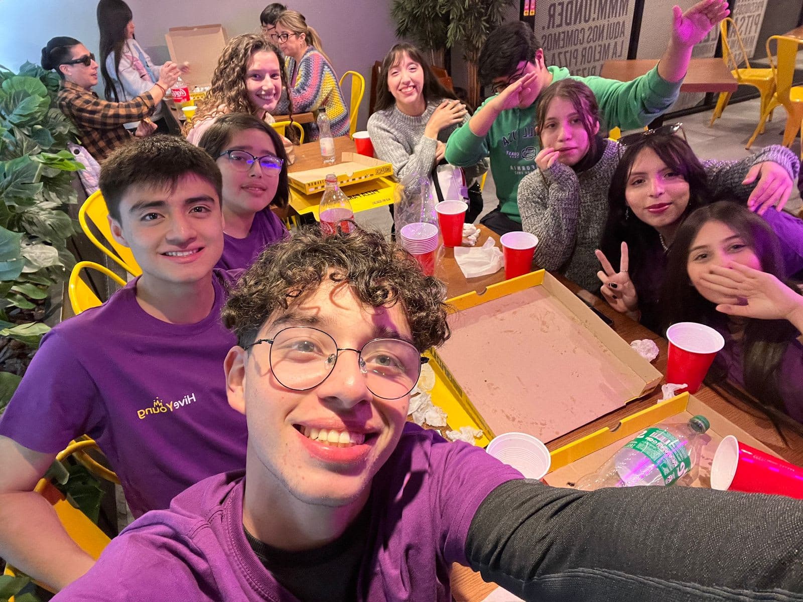 Grupo masivo de voluntarios de HiveYoung celebrando el éxito del Congreso con más de 2000 asistentes.