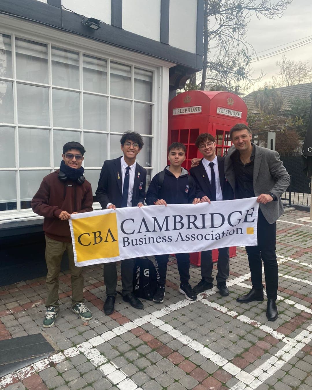Equipo de HiveYoung en reunión estratégica con Cambridge Business Association (CBA)