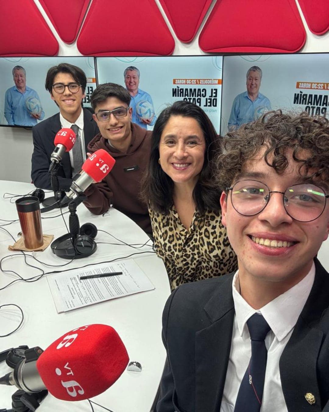 Fundadores de HiveYoung participando en una entrevista de radio para difundir el proyecto