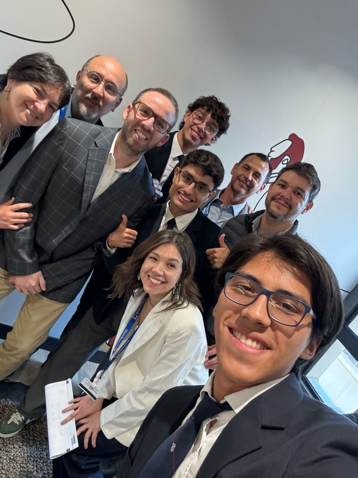 Directiva de HiveYoung en una reunión corporativa en las oficinas de Banco Estado
