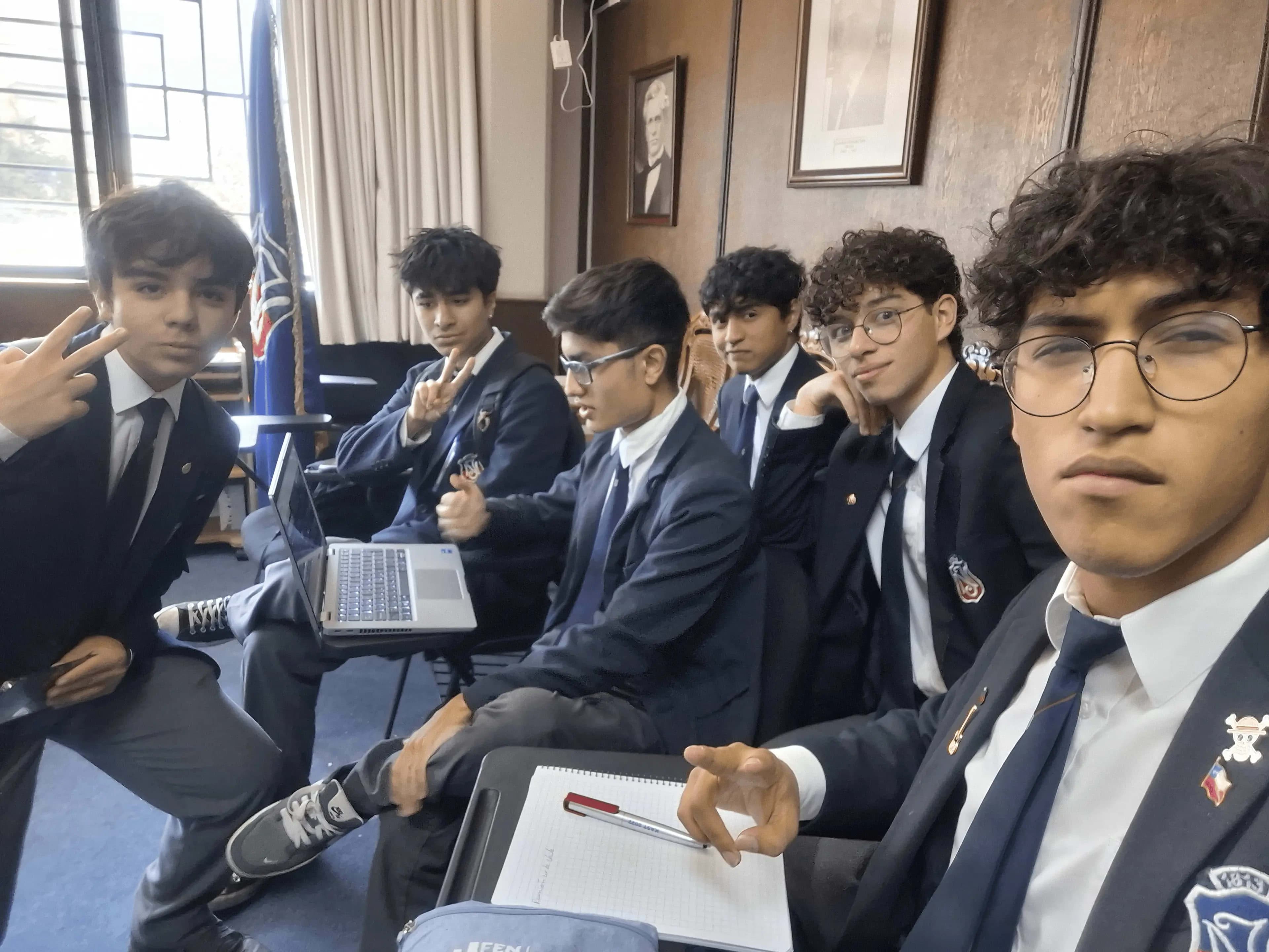 El equipo de trabajo de HiveYoung planificando la estrategia del primer Congreso.